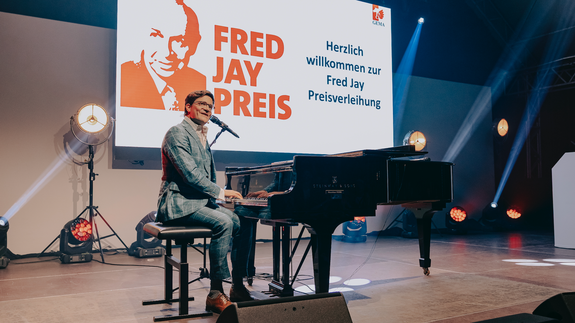 Sang beim Preisträgerkonzert zum Fred Jay Preis 2025 zunächst am Klavier über "Die Lösung" sowie über "Zweifel und Zuversicht" und brachte schließlich auch noch zu "Barbaras Rhabarberbar"...