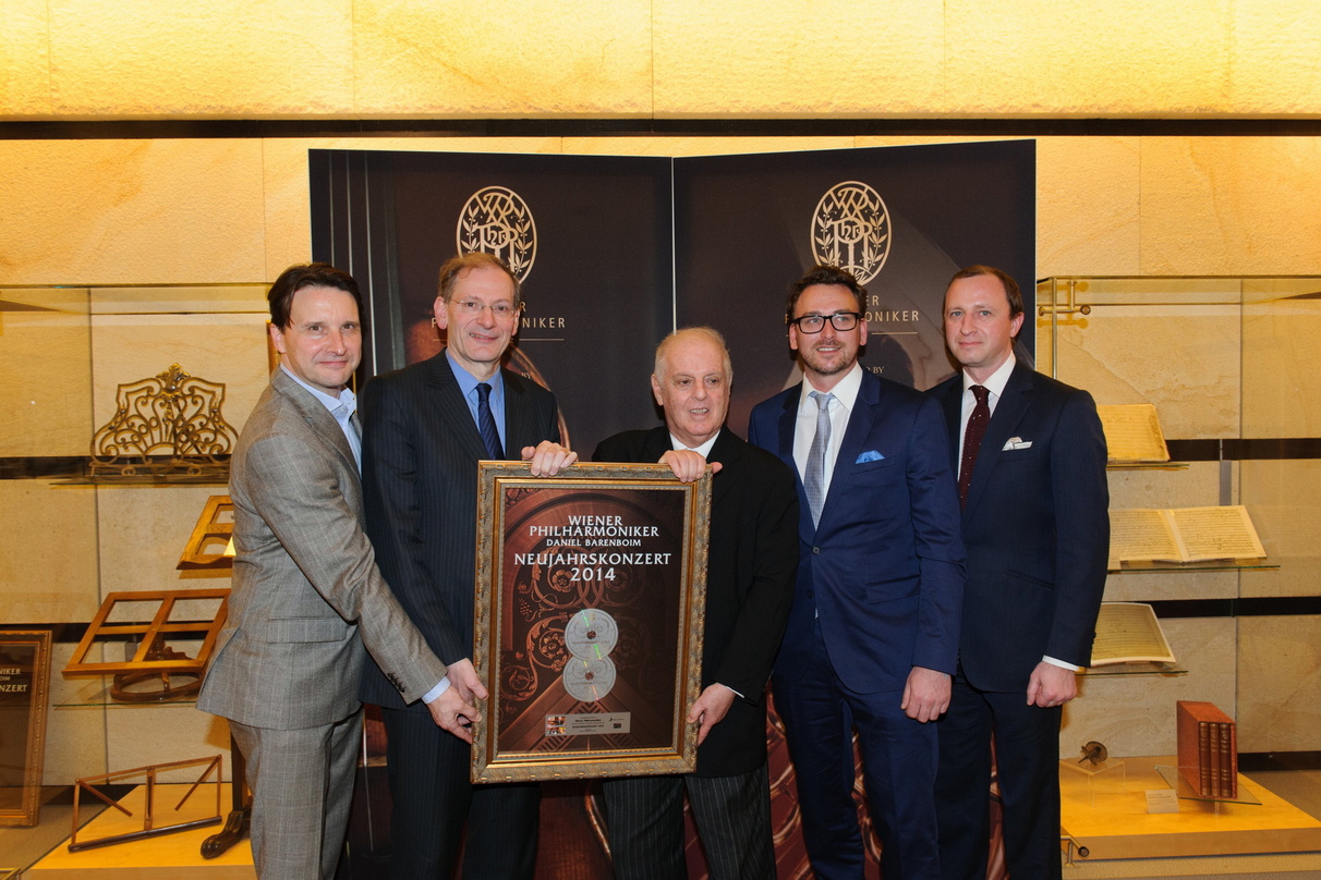 Feierten den Edelmetall-Erfolg (von links): Martin Traxl (Kulturchef TV ORF), Clemens Hellsberg (Wiener Philharmoniker), Daniel Barenboim, Dietmar Lienbacher (Division Head Sony Music Aust...