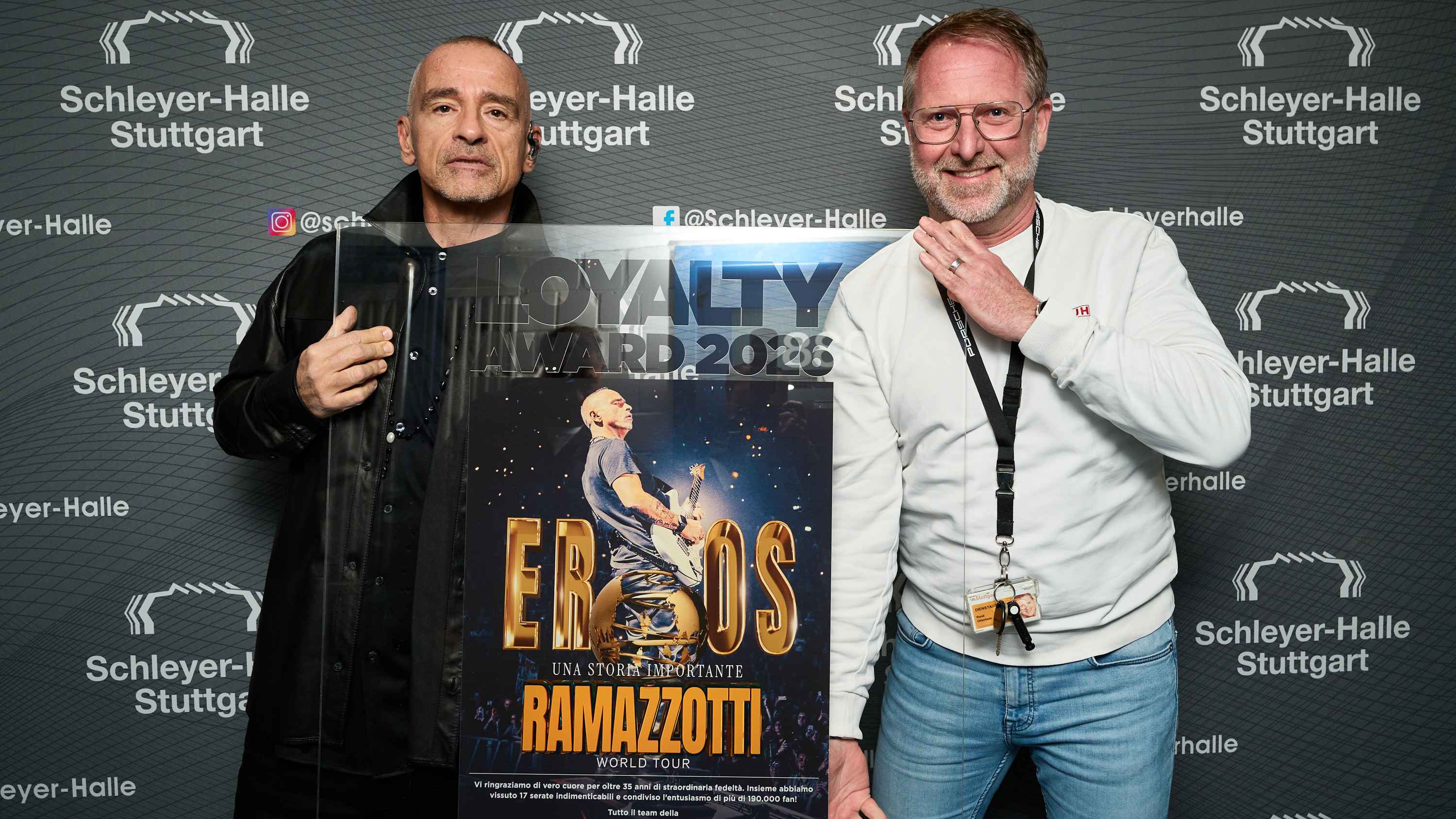 Bei der Verleihung: Eros Ramazzotti (links) und René Otterbein (in.Stuttgart Veranstaltungsgesellschaft).