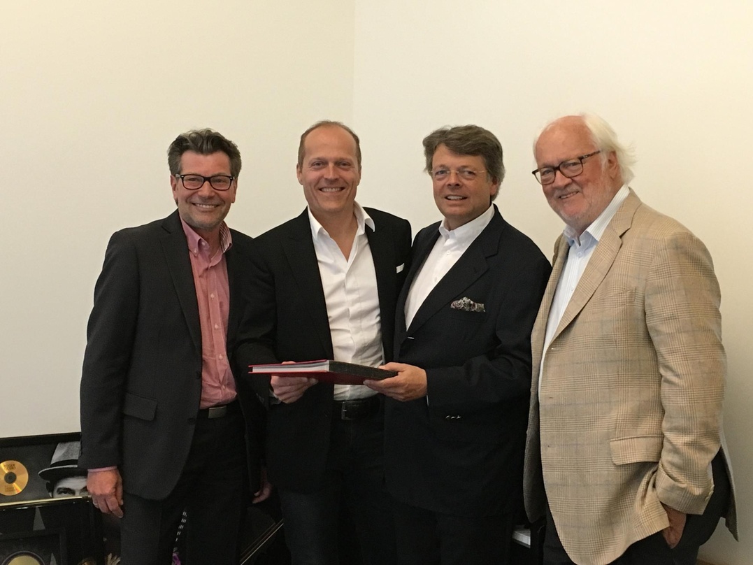 Machten Nägel mit Köpfen (von links): Jan Schöttke (DEAG Concerts), Joja Wendt, Peter Schwenkow (Vorstandsvorsitzender DEAG) und Rechtsanwalt Götz Kiso