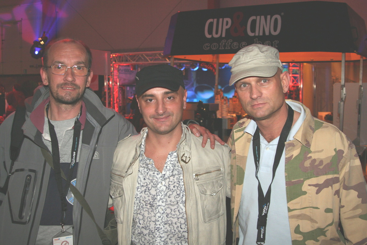 Blicken mit gemischten Gefühlen auf das erste DJ Meeting East: die Veranstalter Jörg Böhm (l., Plattenmann.de) und Caba Kroll (r.) mit DJ Michael Burian (M.)