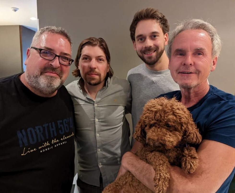 Bei der Vertragsunterzeichnung (von links): Künstlermanager Ralf Schroeter, Philipp Poisel, Florian Schrödter (Geschäftsführer Schrödter, Wünsch & Kollegen) und Produzent Frank Pilsl mit H...