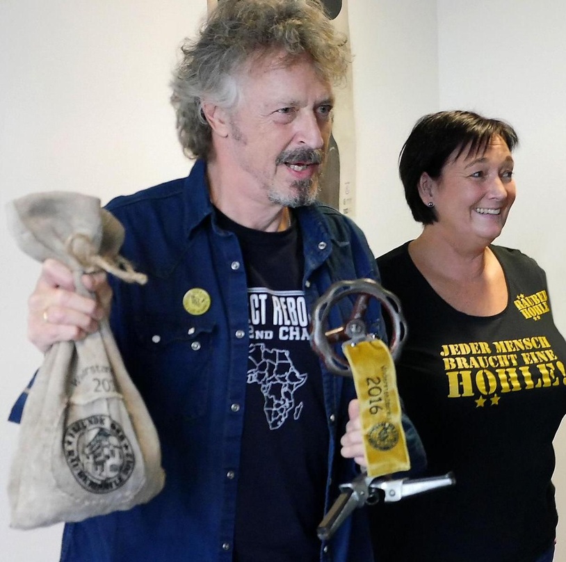 Bekam den Preis in einem Räubersack mit vielen kleinen Münzen: Wolfgang Niedecken (links) und Sonja Hell (Vorstandsmitglied Freunde der Räuberhöhle)