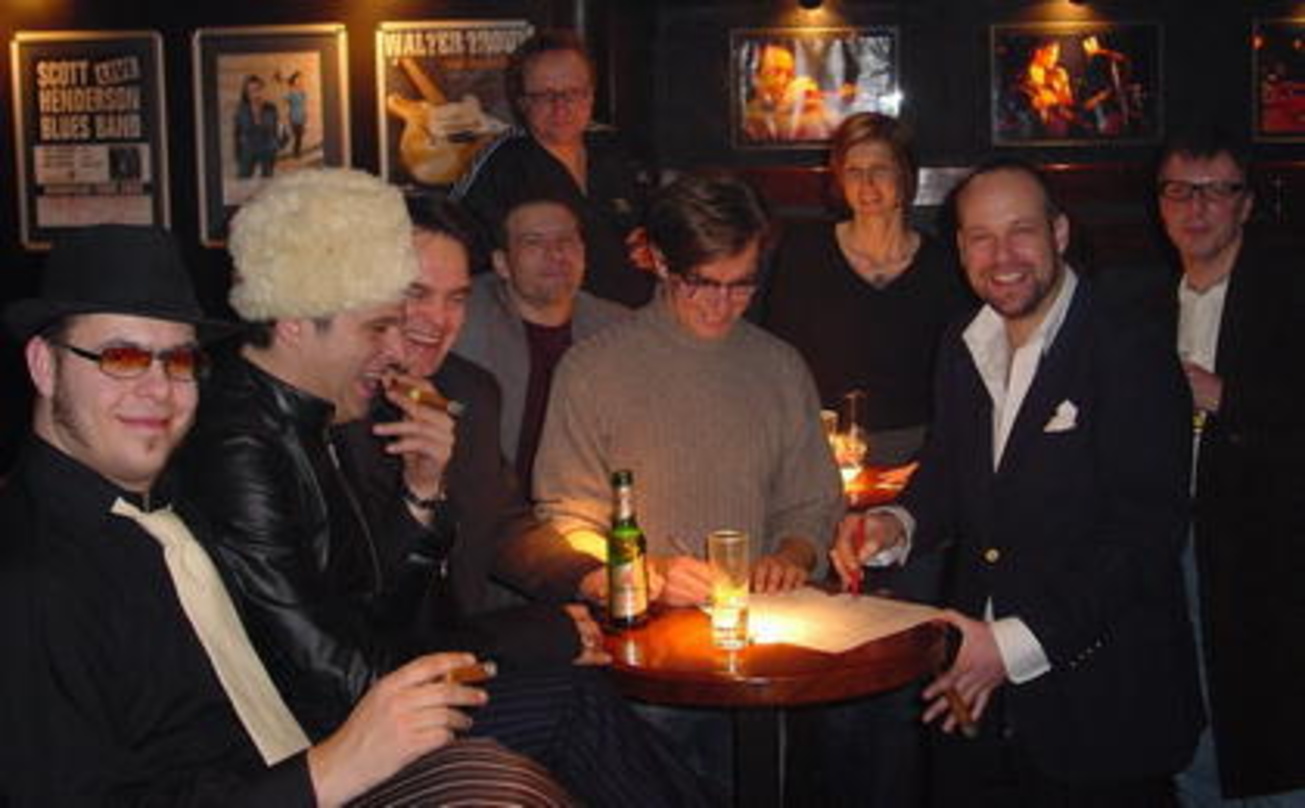 Machten Geschäfte im Quasimodo: Kieselbach und Kellersmann (3. und 4. v.r.) mit der Band Johnny Liebling