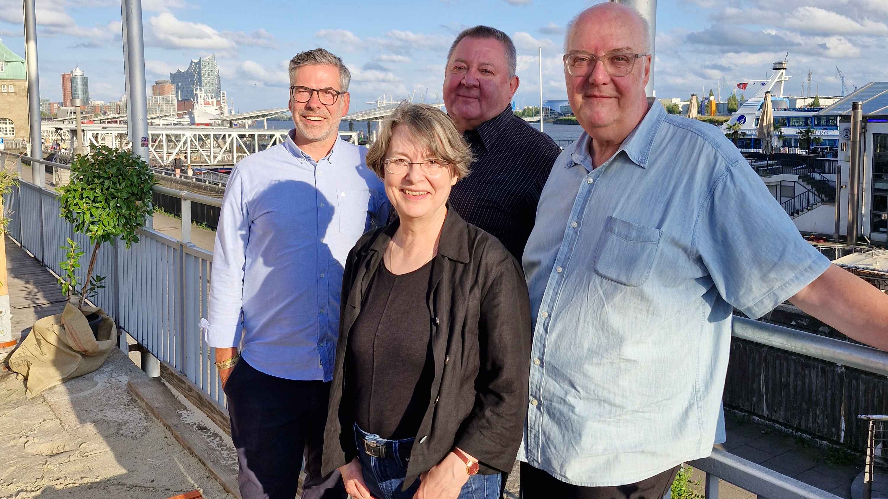 Bei der Verabschiedung (von links): Florian "Böde" Böhlendorf, Ulrike Bergmann, Dieter Schubert und Michael Bisping (alle a.s.s.).