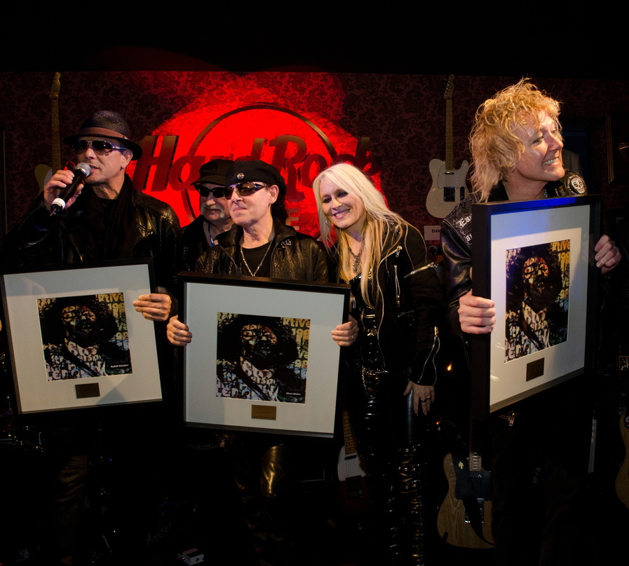 Bei der Verleihung (v.l.n.r.): Rudolf Schenker, Holger Czukay (Can), Klaus Meine (Scorpions), Doro und James Kottak (Scorpions)