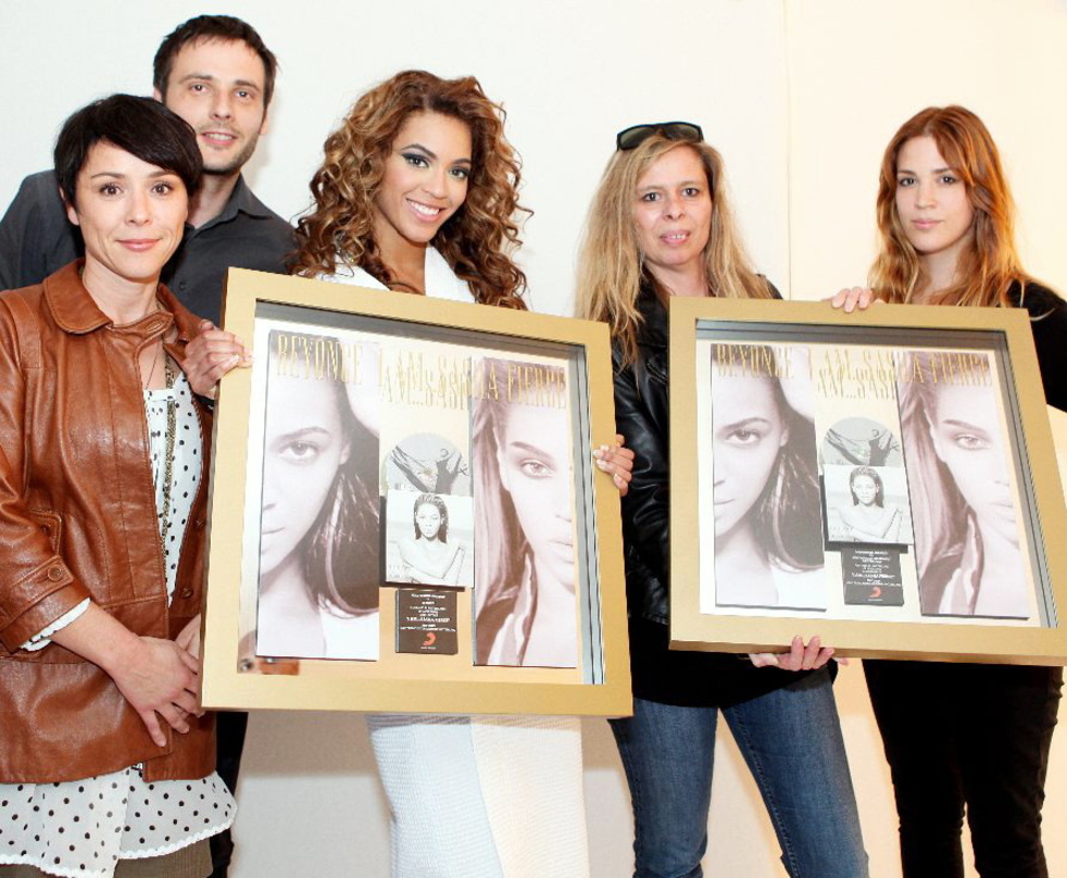 Freuten sich über 15.000 verkaufte Alben: Sony Music und Beyoncé||Zur Edelmetallverleihung kamen zusammen (v.l.n.r.): Barbara Brandmaier (Marketing Manager Sony Music Switzerland), Beat Mi...