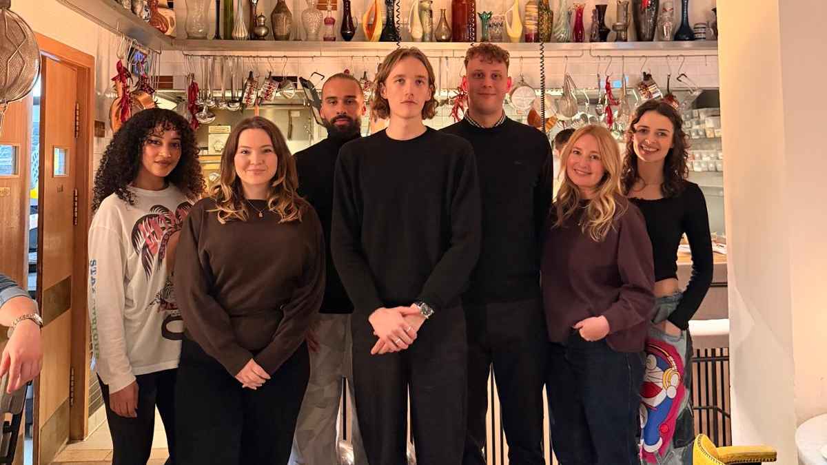Machten den Deal fix (von links): Jennifer Allendörfer (Suena), Savanna Prussak (We Publish Music), Luis Cruz (Lucry), Noah Noni, Arne Milbrandt (Monster Artists Management Group, Division...