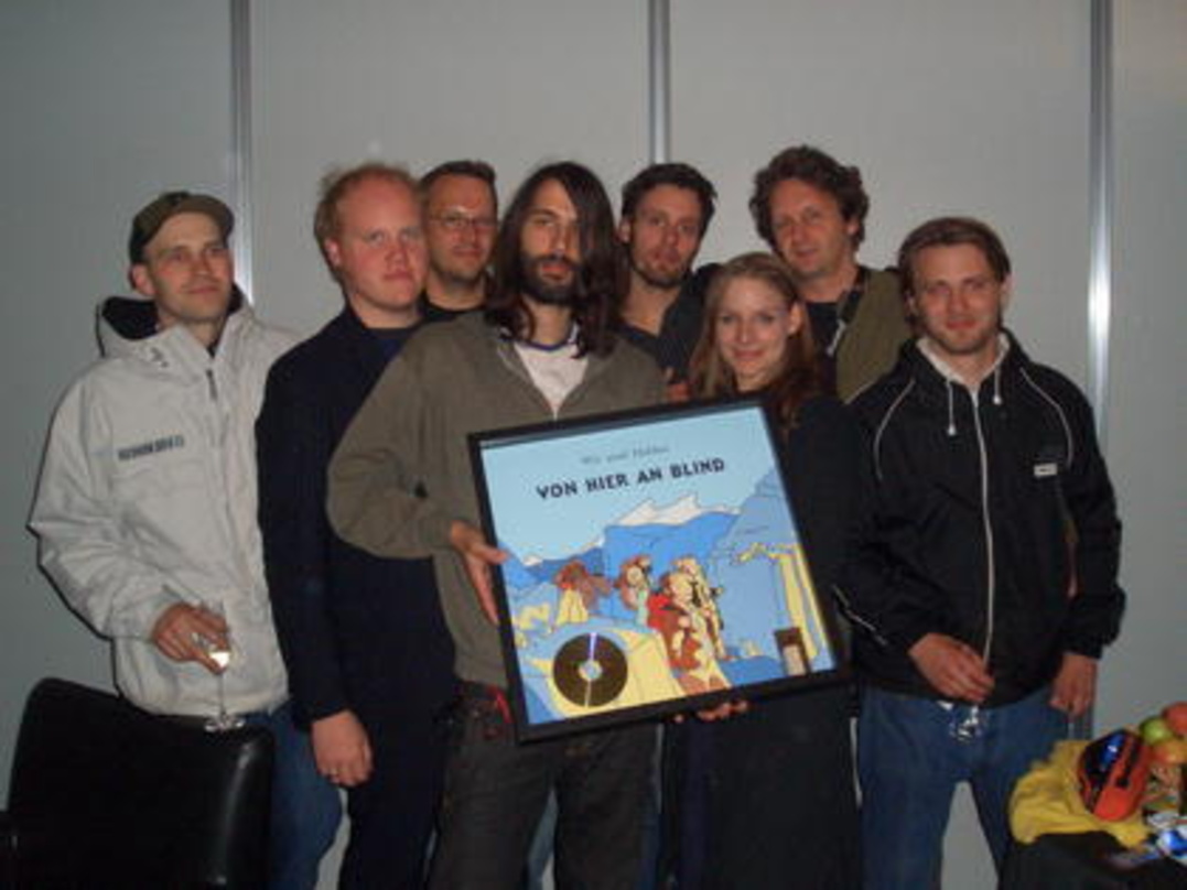 Freuten sich über Gold (v. l. n. r.): Tourmanager Danny Engel, Jean-Michel Tourette, Bünte, Pola Roy, Mark Tavassol, Judith Holofernes, Hasenjäger und Rodenberg