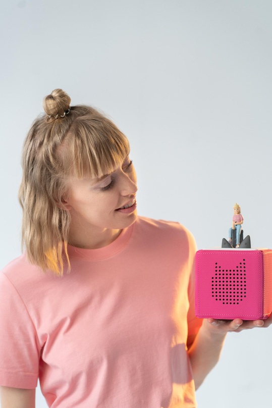 Hält ihre eigene Toniebox-Figur in der Hand: Lea