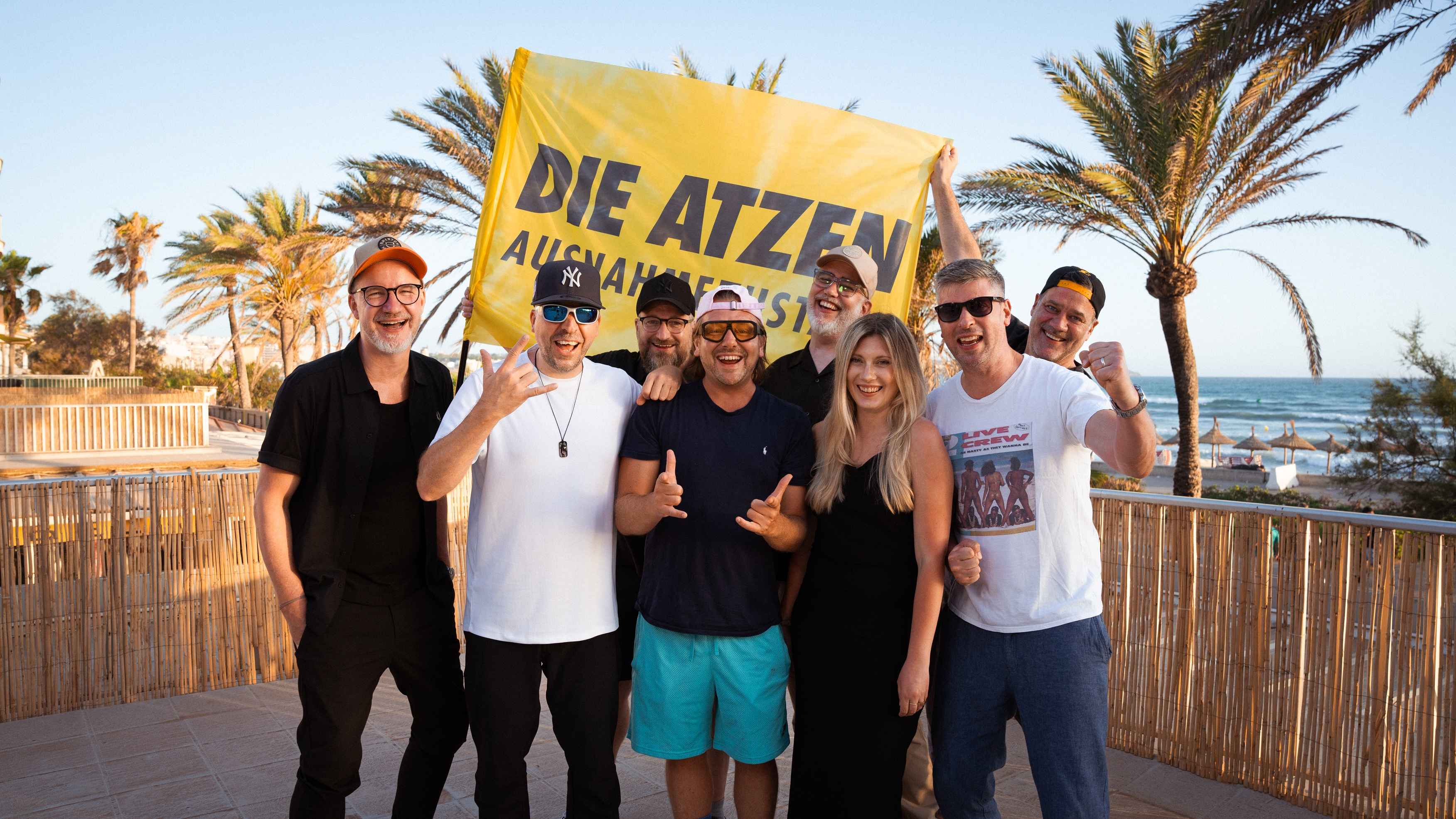 6c24fab5 e0bb 4bb1 862f 8a6a2fc46cbe Arbeiten nun miteinander (von links): Pat Benzner (Managing Director Madizin Music), Frauenarzt (Die Atzen), Dave Roth (Head of Music Madizin Music), Manny Marc (Die Atzen), Marco Lorbach ...