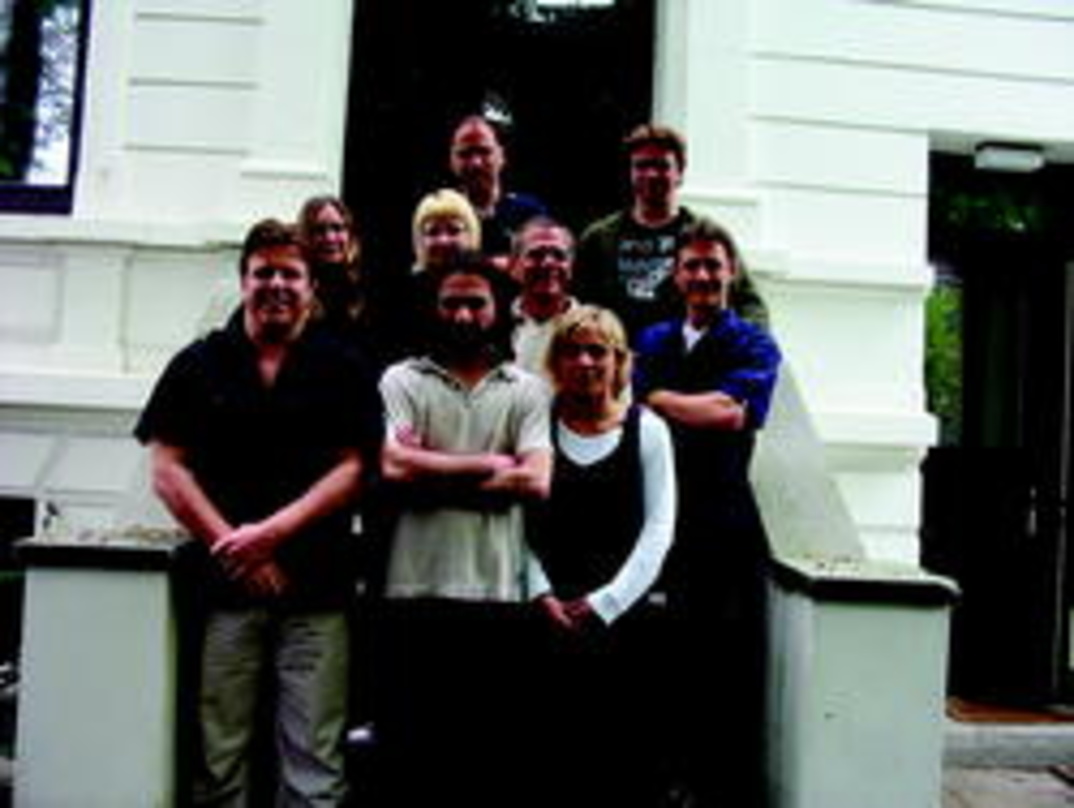 Servieren musikalisches Seelenfutter (hinten, v.l.n.r.): Dominique Reuter, Inga Dannenberg, Georg Schmitz, Rolf Bähnk, Michael Wojczewski (Telesales) und Steve Gardner sowie (vorn, v.l.n.r...