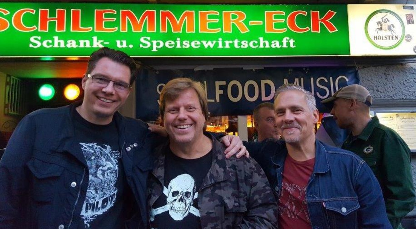 Besiegelten die Zusammenarbeit beim traditionellen Soulfood-Termin vor dem Schlemmereck beim Reeperbahn Festival (von links): Thorsten Harm (Rodeostar), Jochen Richert (Geschäftsführer Sou...