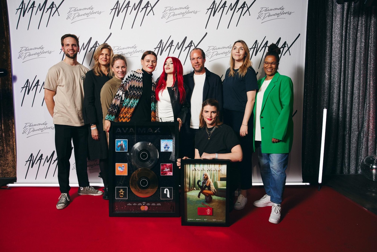 6c5bf115cdbc5bdbdbd3e178f5beab5569658c05ec733c4f735883866ecc5f65 Feierten gemeinsam in Berlin: Ava Max und das Team von Warner Music Central Europe