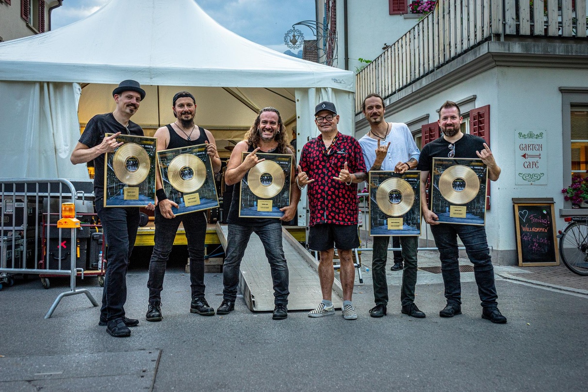 Livepartner: Stefan Matthey (3. von rechts, Good News) und die Mitglieder der Band Megawatt