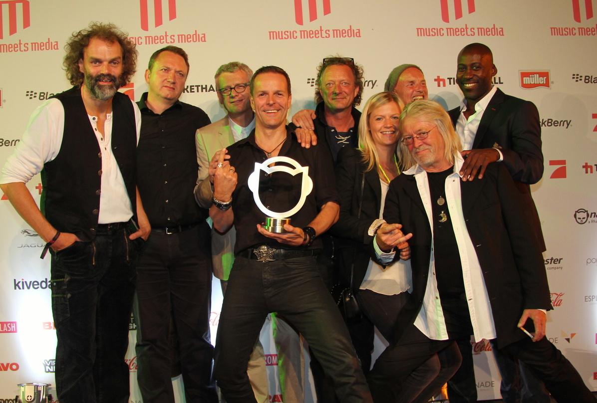 Nach der Verleihung: Santiano mit Markus Hartmann (Starwatch, 2. von links), Jörg Hellwig (Electrola, 3. von links),und ihrem Manager Joe Chialo (ganz rechts)