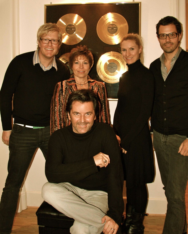 Neues Team (v.l.n.r.): Sören Janssen (Maliboo Entertainment), Brigitte Schröder (BS Promotion), Constance Rogg (yesplease music), Jörn Grimmer (yesplease music) sowie (vorn) Thomas Anders