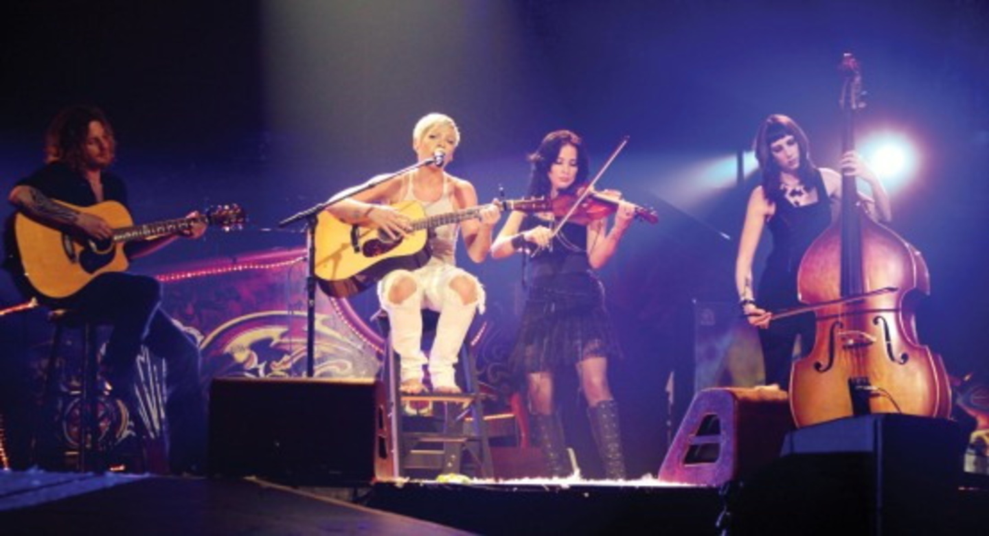 Verbucht Radiorekord: Pink, hier auf der Bühne mit ihrer Band