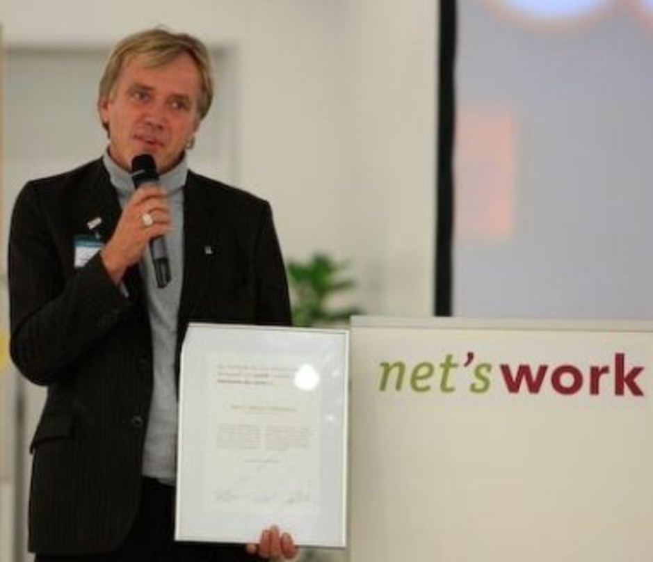 Netzwerker mit Urkunde: Norbert Oberhaus