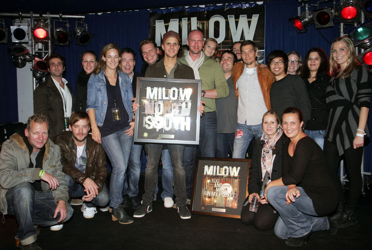 Ließen es im Chrystal-Club glitzern: Milow und sein Live- und Label-Team||Im Chrystal-Club feierten den Edelmetallerfolg (v.l.n.r., hinten): Brian L. Schwartz (Management Milow), Kathleen ...