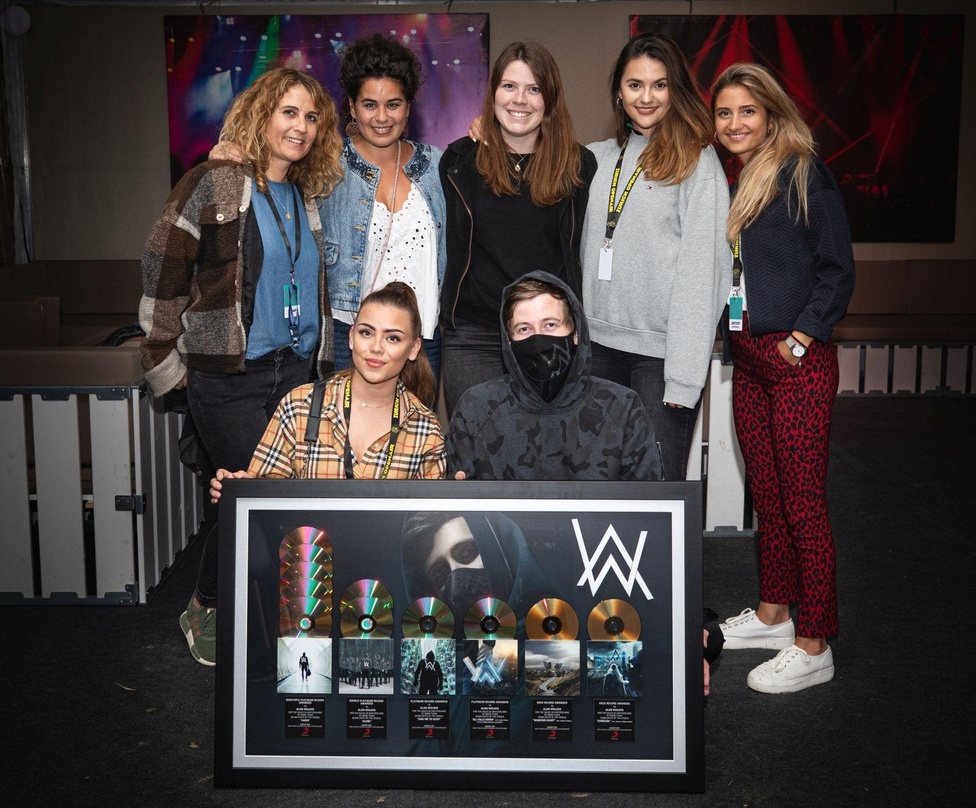 Starke Bilanz: Alan Walker (vorn), mit Partnerin Viivi Niemi sowie (hinten, von links) Anja Küng (Head of Marketing & Promotion Sony Music Switzerland), Margaux Seidlitz (Product Manager I...