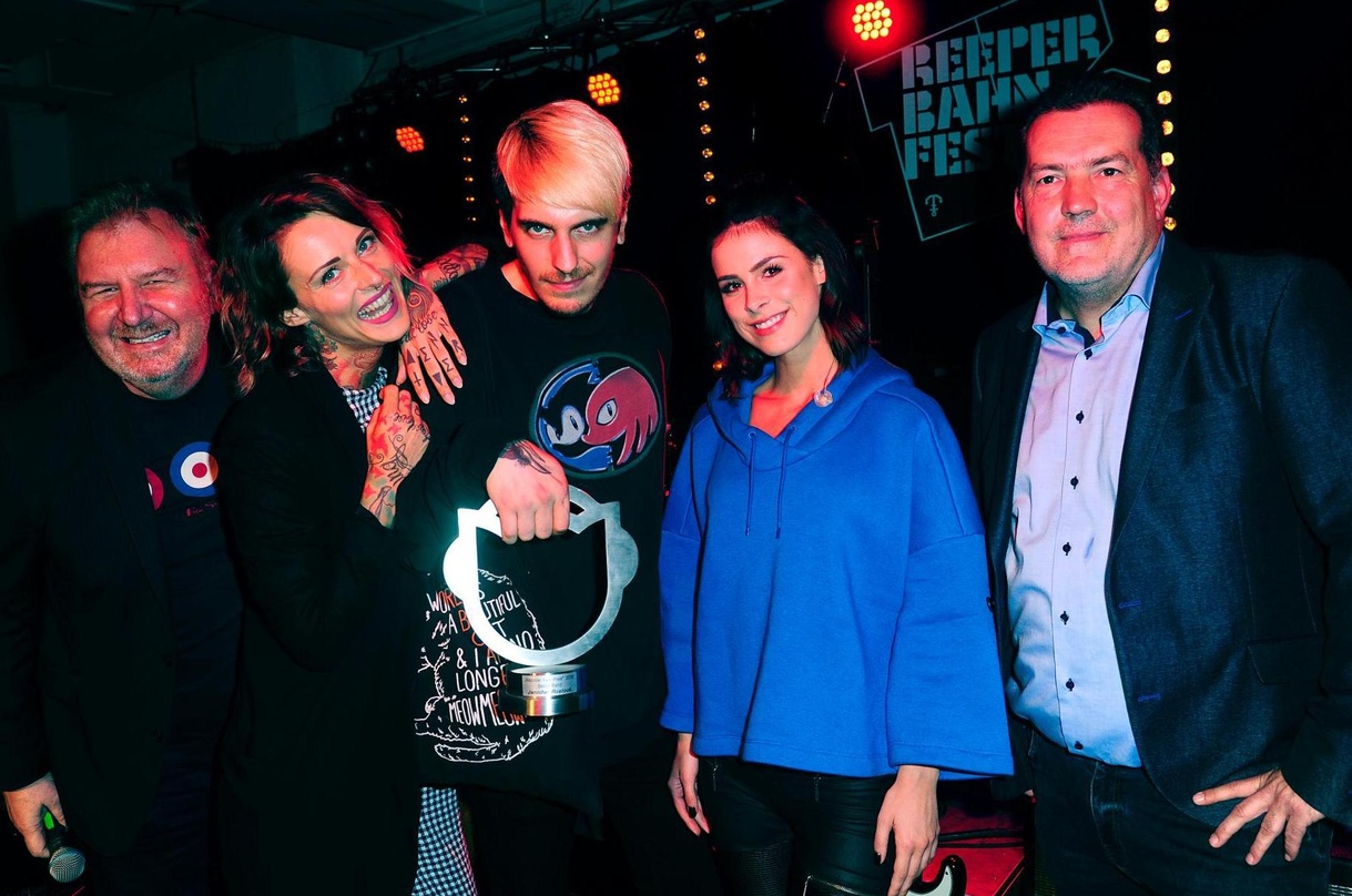 Feierten auf der Reeperbahn (von links): Moderator Steve Blame, Jennifer Weist, Johannes Walter (beide Jennifer Rocstock), Lena und Thorsten Schliesche (Executive Vice President und Genera...