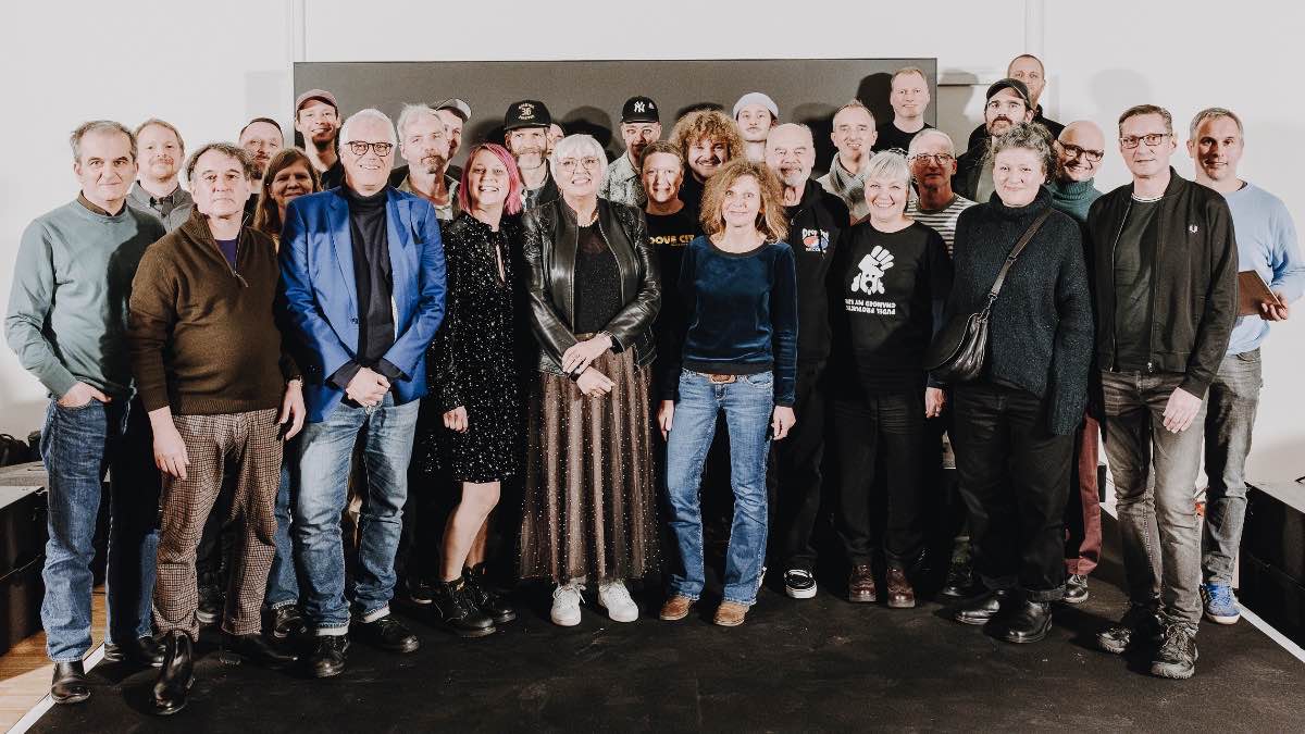 Auf der EMIL-Bühne: Vertreter:innen der ausgezeichneten Schallplattenfachgeschäfte mit Kulturstaatsministerin Claudia Roth (vorn, Mitte) und Birte Wiemann (VUT, links neben der BKM).