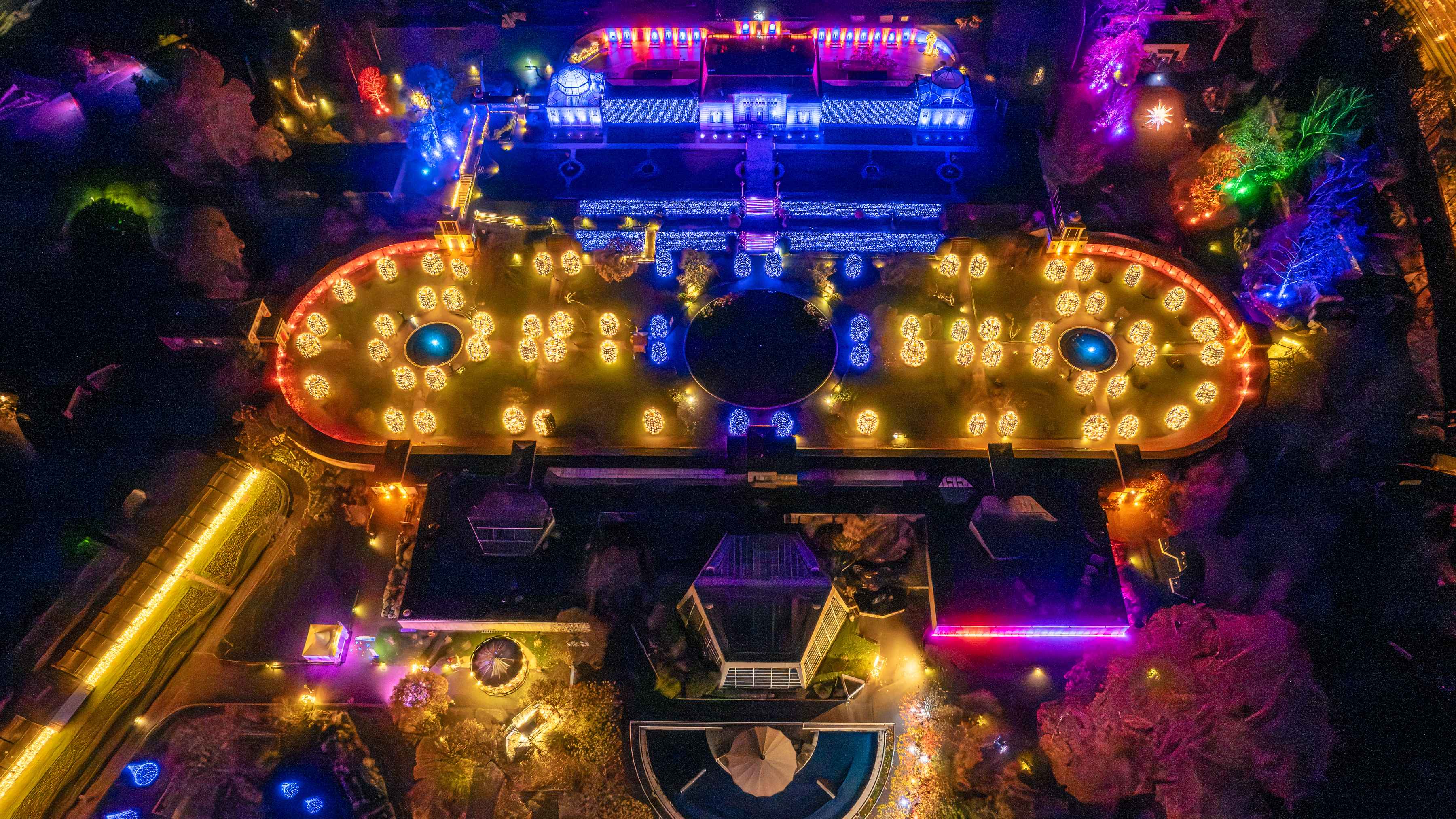 Erneut hell erleuchtet: der Christmas Garden Stuttgart.