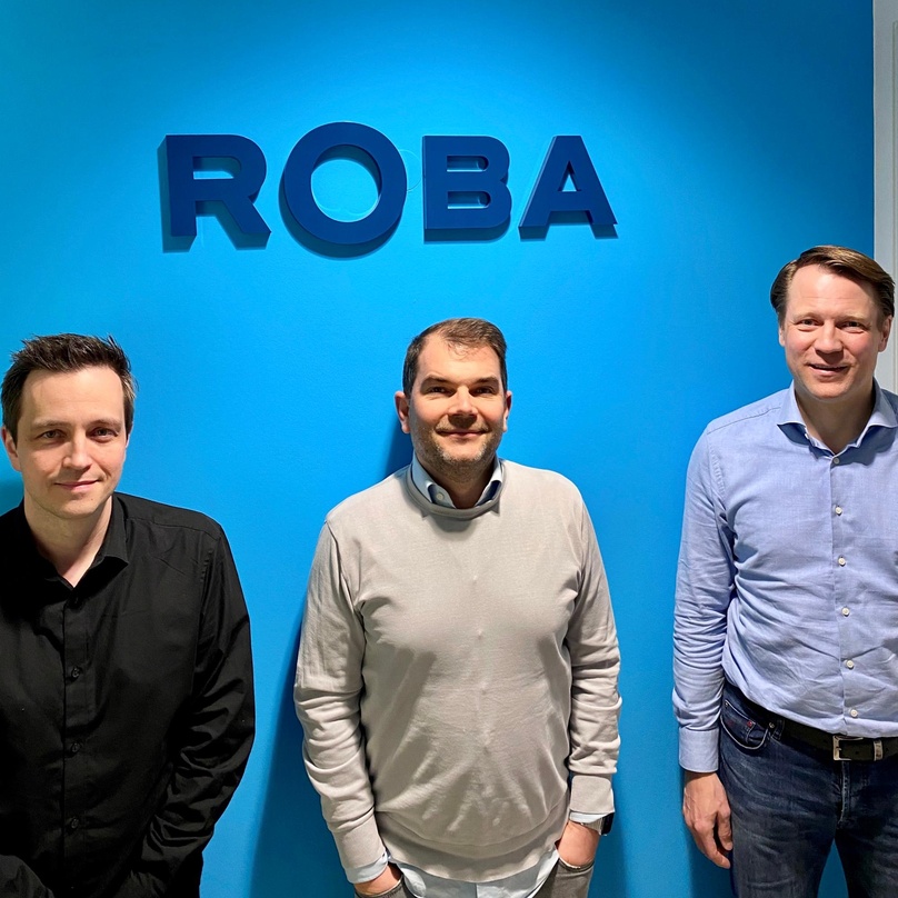 6d17b6d314563eda72bafd7eb9dfb3680f536e77b0b7b5e8f50d96335b0d9e36 Besiegelten die weitere Zusammenarbeit (von links): Marco Völkel, Martin Königsmann (beide MGNFY) und Christian Baierle (Roba Music)