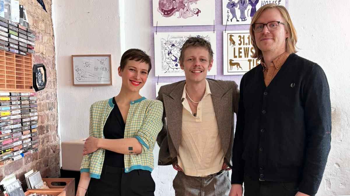 Arbeiten nun zusammen (von links): Malin Heinecker (Glitterhouse), Jesper Munk und Robert Glanz (dq agency) im Berliner Plattenladen Bis aufs Messer, die Drucke im Hintergrund stammen von ...