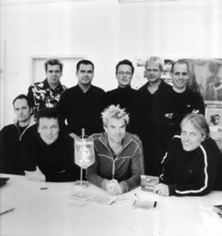 Finden die neue Hosen-Platte richtig gut (stehend, v.l.n.r.): Andi (Tote Hosen) Marcus Friedheim (Sales Director Warner Music Germany), Markus Bruns (General Manager eastwest), Kuddel (Tot...