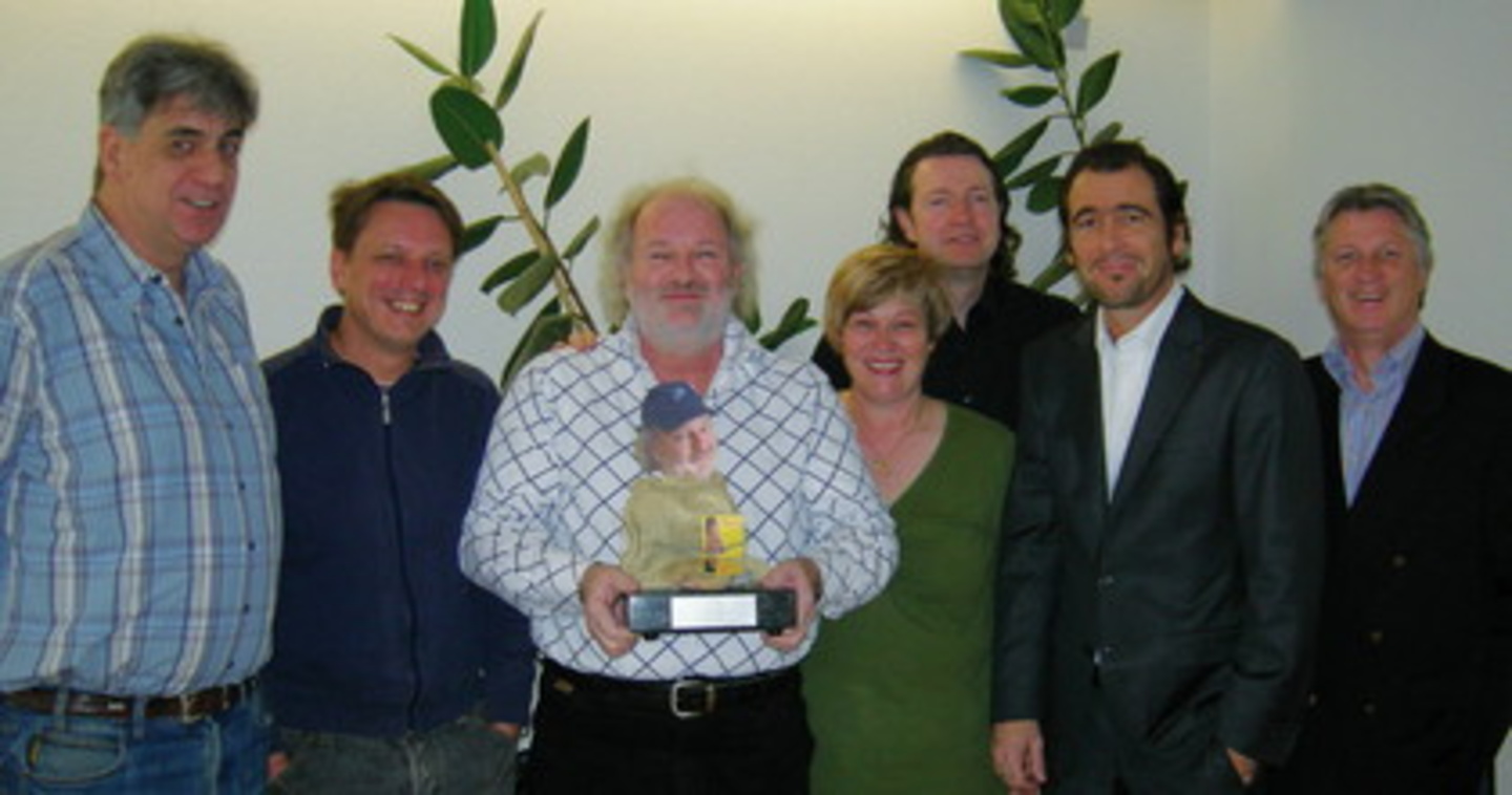 30.000 Exemplare verkauft: Peach Weber (3. v. l.) und das Team von Universal Switzerland