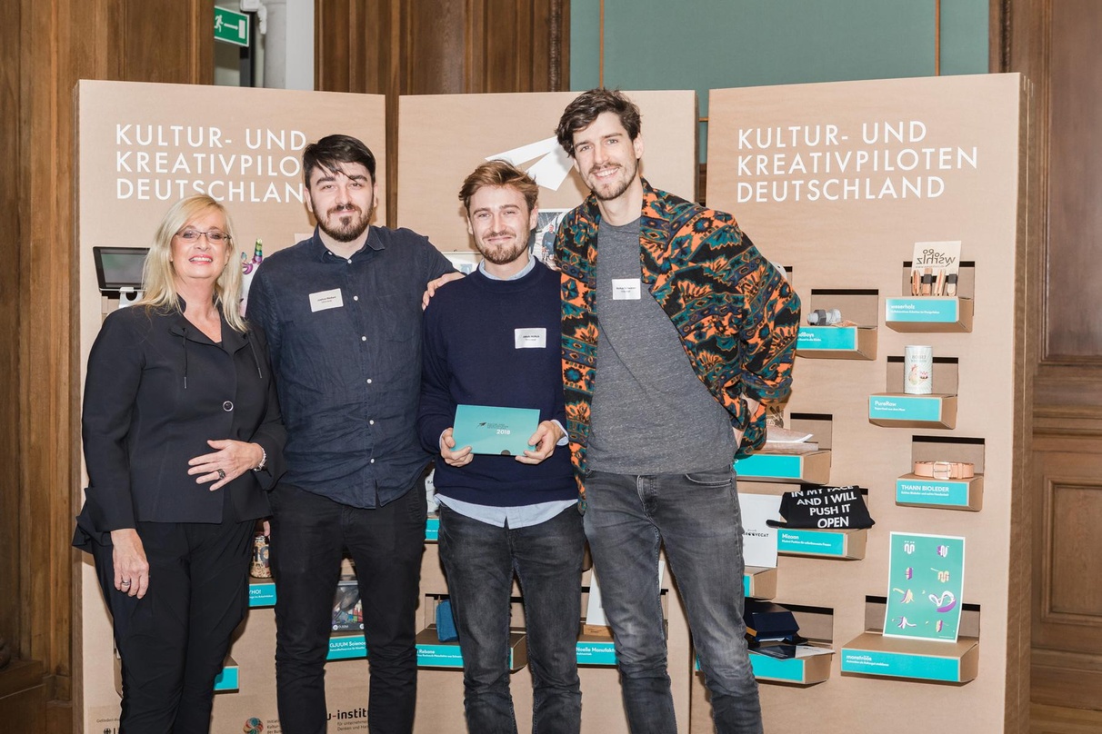 Bei der Auszeichnung in Berlin (von links): Claudia Dörr-Voß (Staatssekretärin im Bundesministerium für Wirtschaft und Energie), Joshua Weikert, Jakob Höflich und Markus Schwarzer (alle Gr...