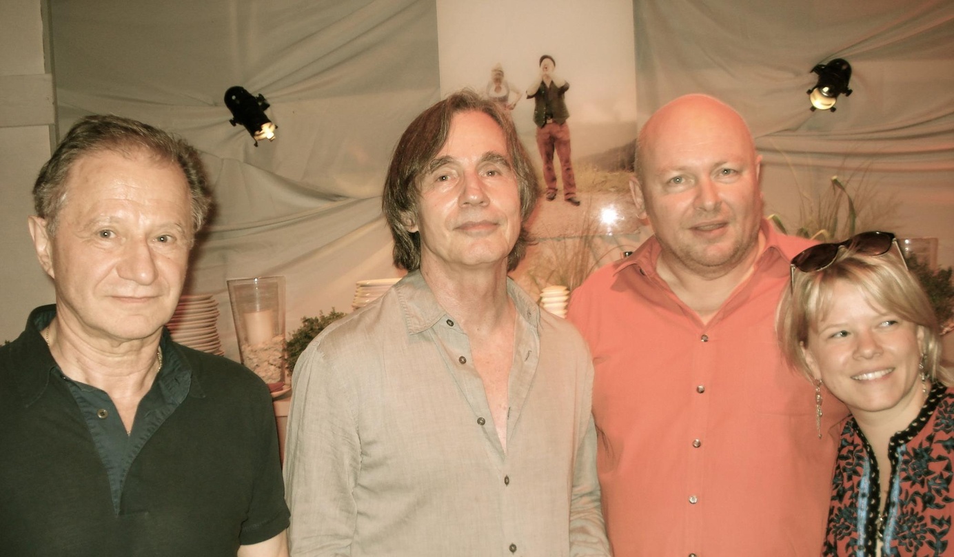 Nahmen sich Zeit für ein Foto im Tollwood-Zelt (von links): Klaus Bönisch (KBK), Jackson Browne, Heinz Preisch und Helene Sperling (beide Passerotto Concerts)