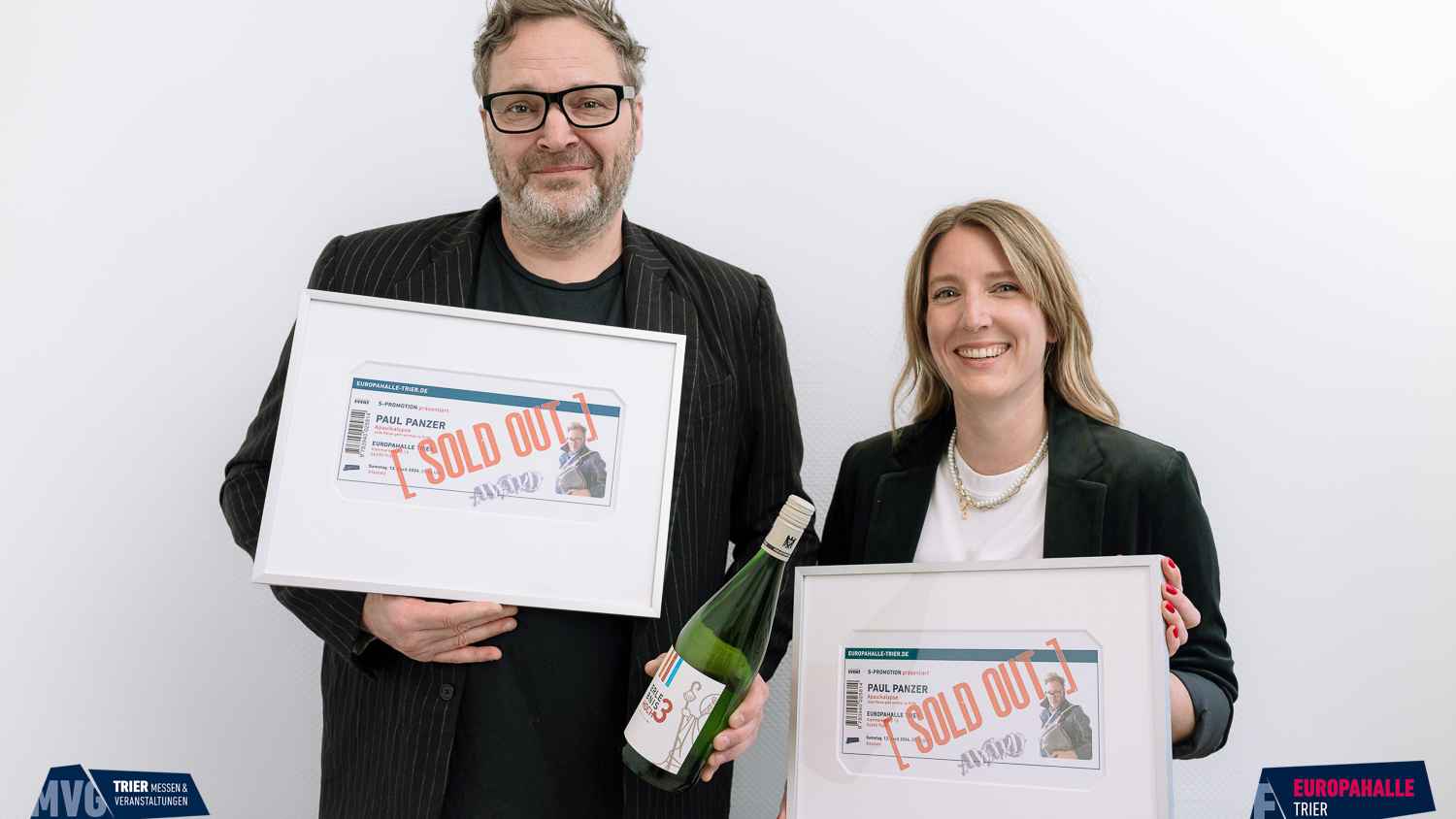 Freuten sich über eine ausverkaufte Halle und eine Flasche Wein (von links): Paul Panzer und Caroline Hoffmann (Projektleitung Europahalle Trier).