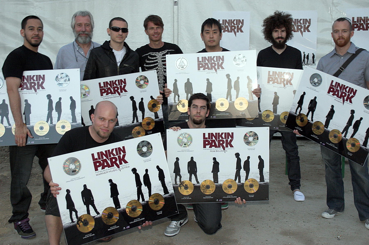 Stapeln Edelmetall: Linkin Park und das Team von Warner Music Austria||Trafen sich beim Nova Rock Festival in Nickelsdorf (hinten, v.l.n.r.): Mike Shinoda (Linkin Park), Manfred Lappe (Man...