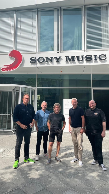 Vereint vor dem Sony-Music-Headquarter (von links) Markus Hartmann, Thorsten Sack, Peter Maffay, André Mühlhausen und Marc Huttenlocher