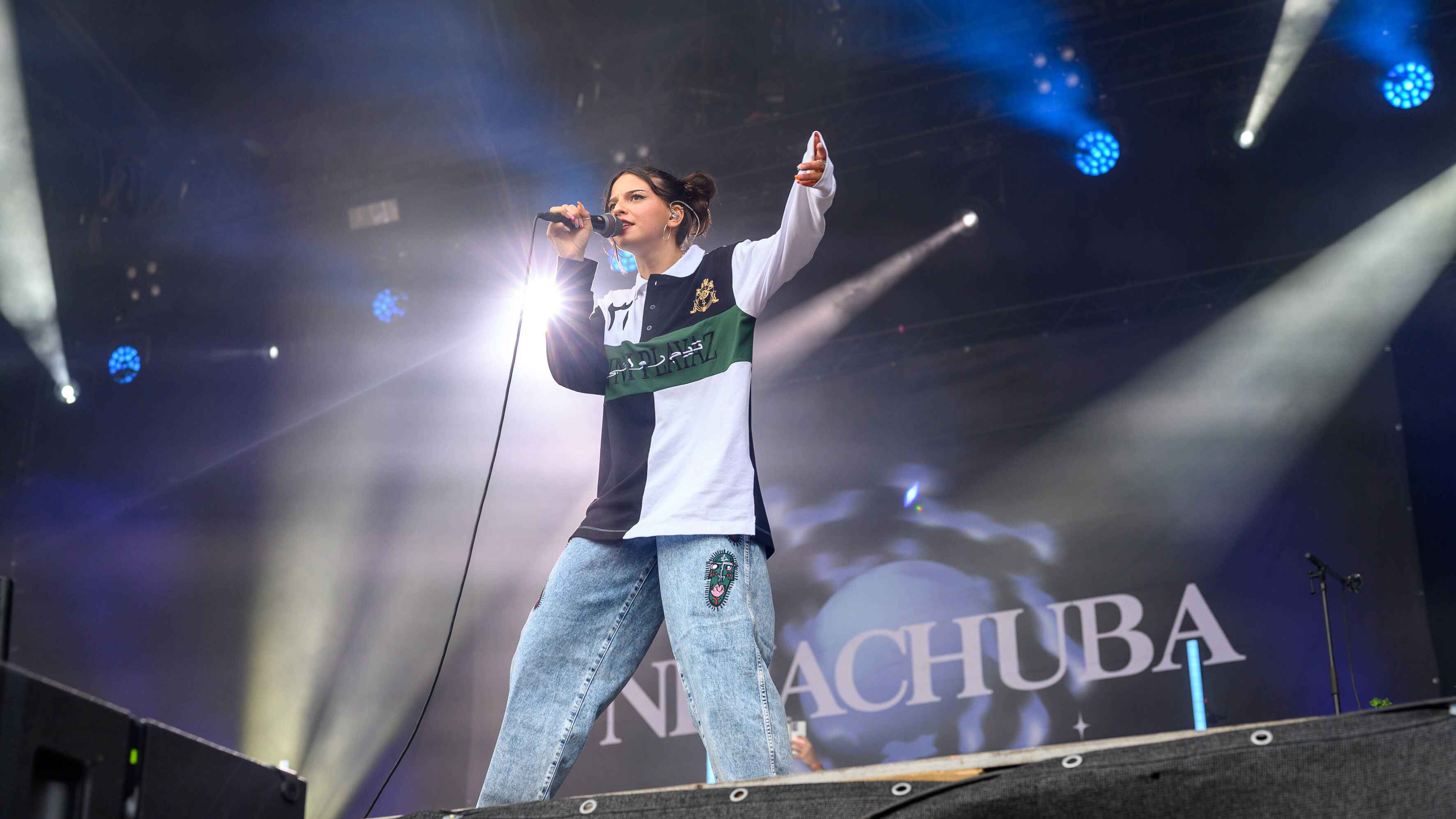 Ging 2025 noch Diamant: Nina Chuba, hier 2022 kurz nach der Veröffentlichung von "Wildberry Lillet" auf der Bühne des Berliner "Lollapalooza".