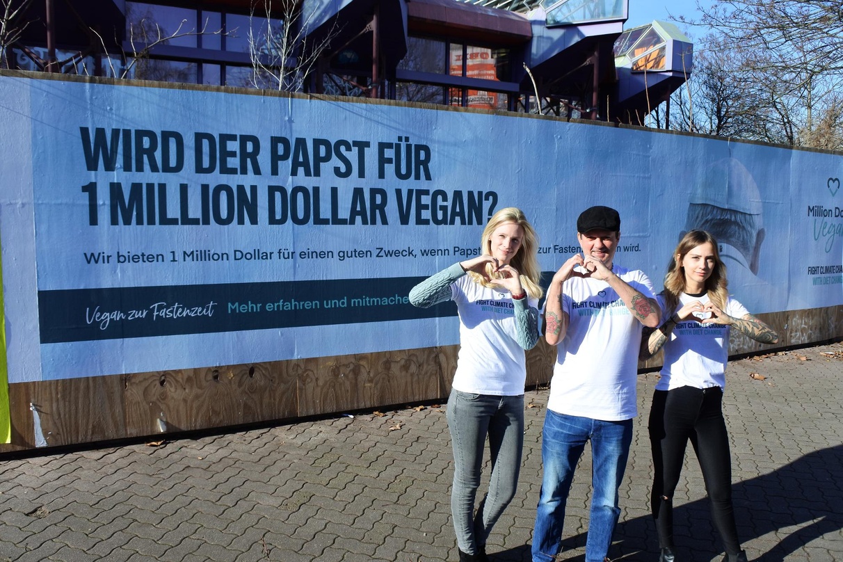 Trafen sich in Berlin: Ria Rehberg (links, Kampagne "Million Dollar Vegan"), Frank Steinert und Svenja Read (beide Supersteini Musikmarketing)