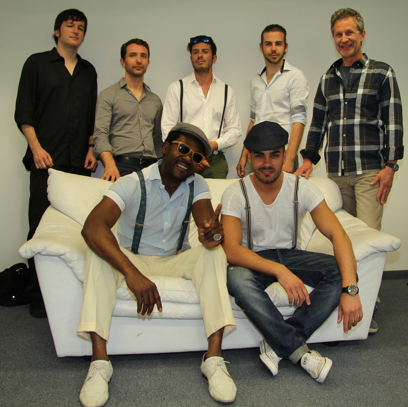 Gruppierten sich um die MusikWoche-Couch (hinten, von links): die Musiker Jan Zehrfeld, Vlad Cojocaru, Nevyan Lenkov und Sebastian Gieck sowie Produzent Goar Biesenkamp und (vorn) Toni Tuk...