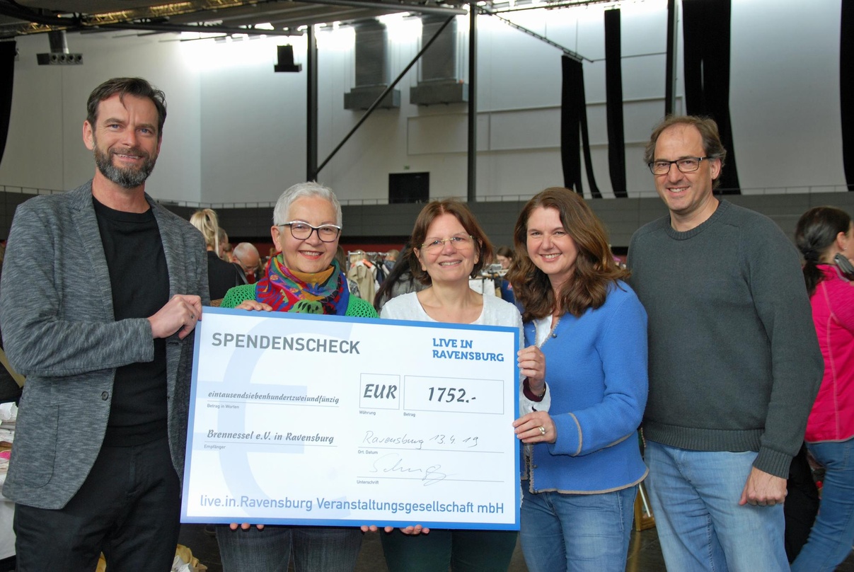 Bei der Scheckübergabe (von links): Willi Schaugg (Geschäftsführer LiRa), Johanna Rundel (1. Vorsitzende Brennessel), Heike Falk-Kohler (Vorstandsmitglied Brennessel), Cora Bures (Fachfrau...