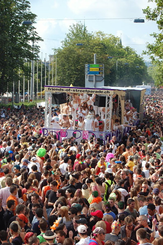 Werden im August wieder durch Zürich ziehen: Raver auf der Street Parade