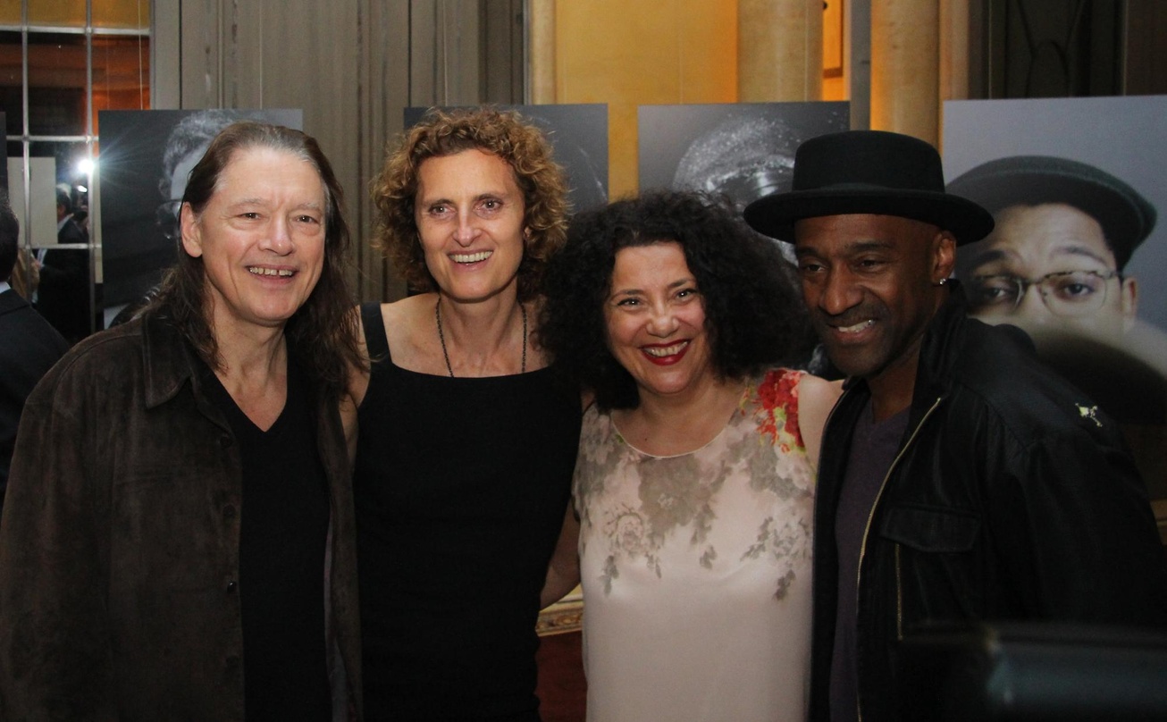 Bei der Eröffnung des Jazz Sommers (von links): Gitarrist Robben Ford, Innegrit Volkhardt (Bayerischer Hof), Bookerin Katarina Ehmki und Bassist Marcus Miller