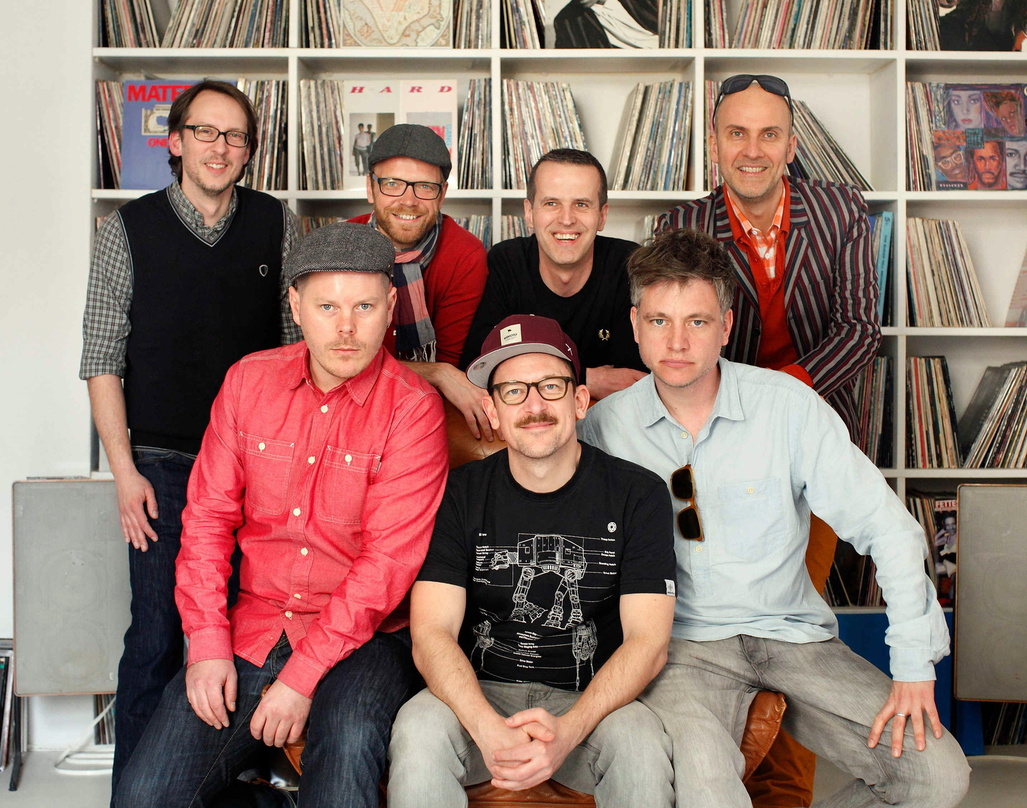 Bei der Vertragsunterzeichnung (vorn, von links): Die Bandmitglieder König Boris, Björn Beton und Doc Renz sowie (hinten, von links) Rafael Mans, Jens Herrndorff, Frank Stratmann und André...