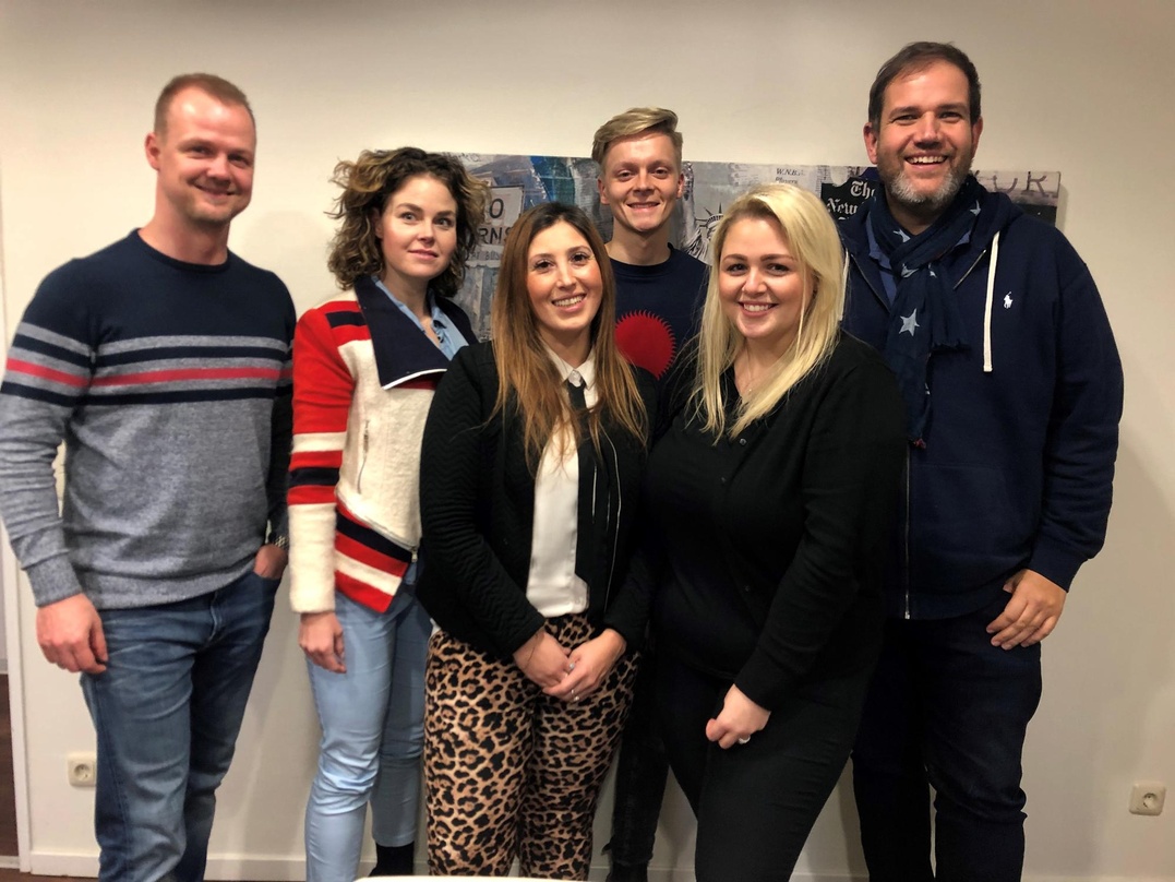 Beim Vertragsabschluss (von links): Christian Bandow (Projektleiter), Eileen Brunngraeber (Booking Wizard Promotions), Nurcan Kaya (Assistentin der Geschäftsführung und Projektmanagement),...