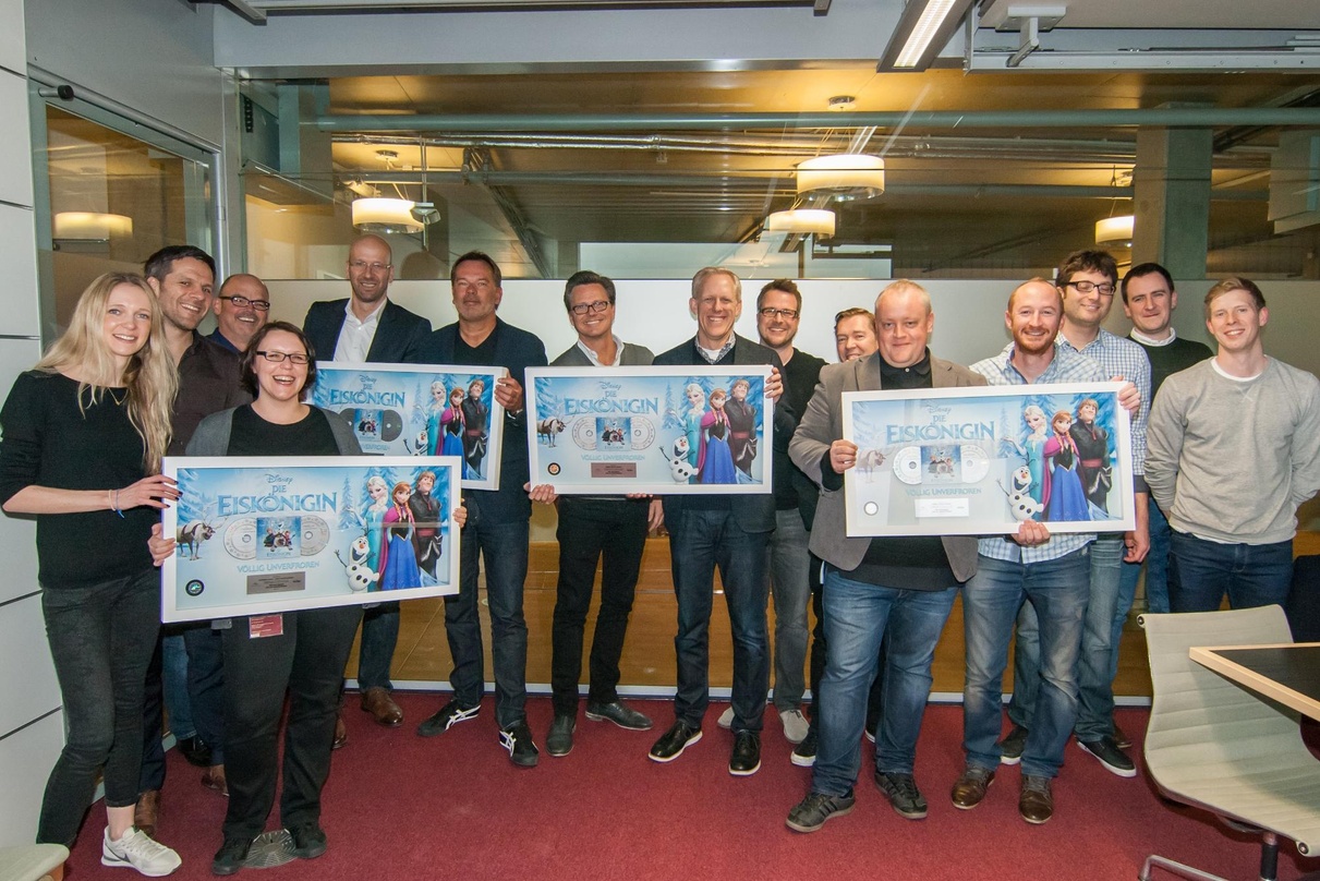 Feierten gemeinsam den Edelmetall-Erfolg (von links): Nancy Coburn (Content and Marketing Manager Europe Middle East Africa (EMEA), DMG), Enno Müller-Stephan (Manager Music & Live Entertai...