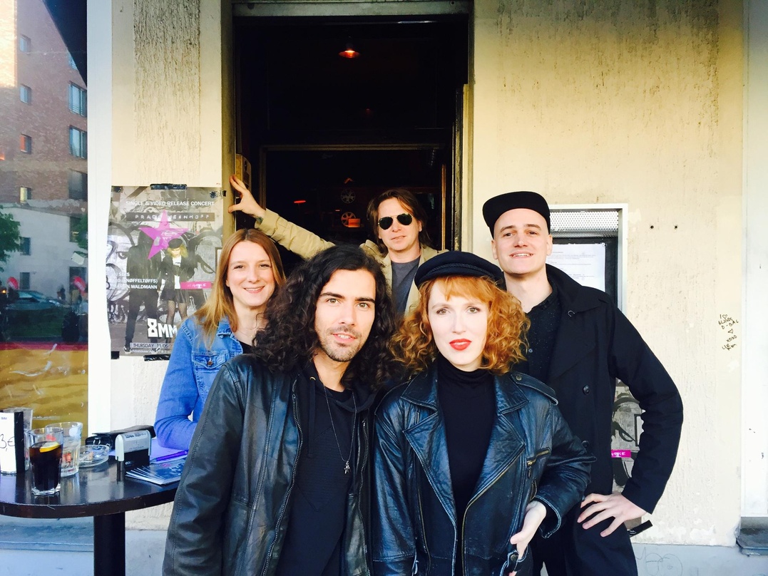 Bei der Veröffentlichungsparty in Berlin (von links): Maria Thamm (Booking Thammtation Music), René Riewer (Prada Meinhoff), Patrik Majer (Freudenhaus Recordings), Christin Nichols (Prada ...