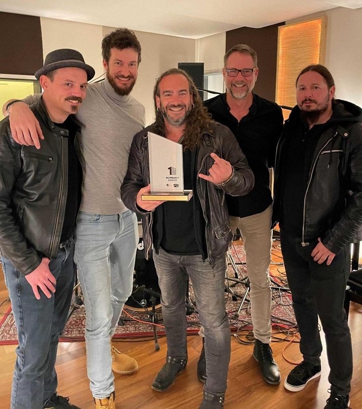 Trafen sich im Züricher HitMill-Studio: Megawatt mit Georg Schlunegger (Zweiter von links) und Andy Renggli (vierter von links)