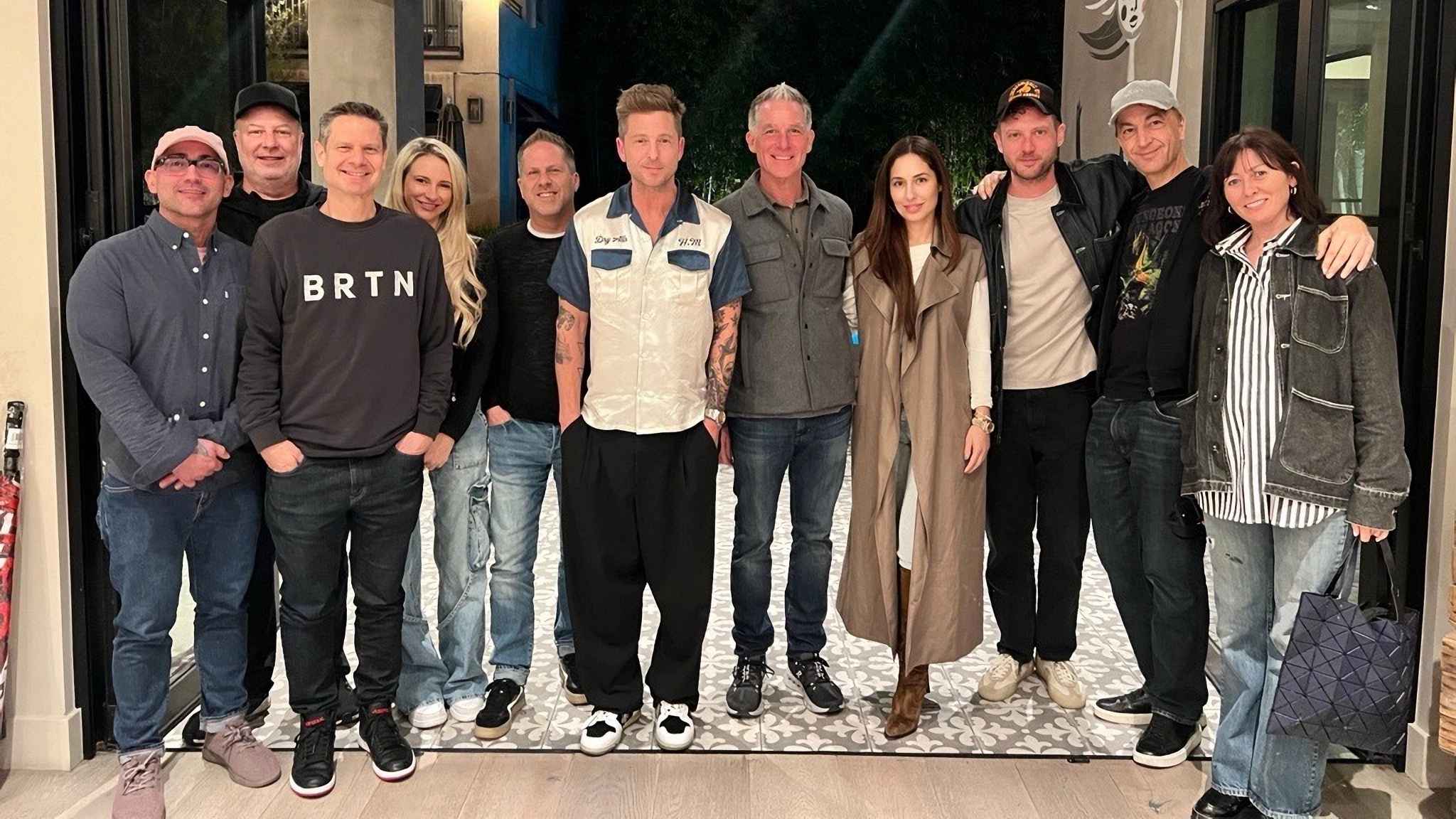 Kündigen gemeinsam das siebte Studioalbum von OneRepublic an (von links): Edwin Camacho (BMG), Larry Tull (Management OneRepublic), Dan Gill, Katie Kerkhover, Jon Loba (alle BMG), Ryan Ted...