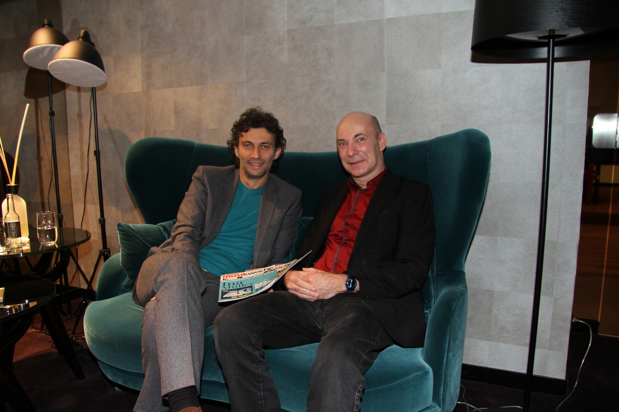 Schafft eine Begegnungsstätte: Thiemo Brüll (rechts), der kürzlich Tenor Jonas Kaufmann zu einer Autogrammstunde empfing